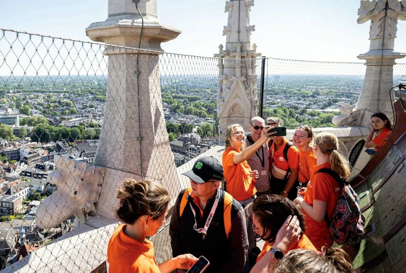 Revalidanten beklimmen de Domtoren