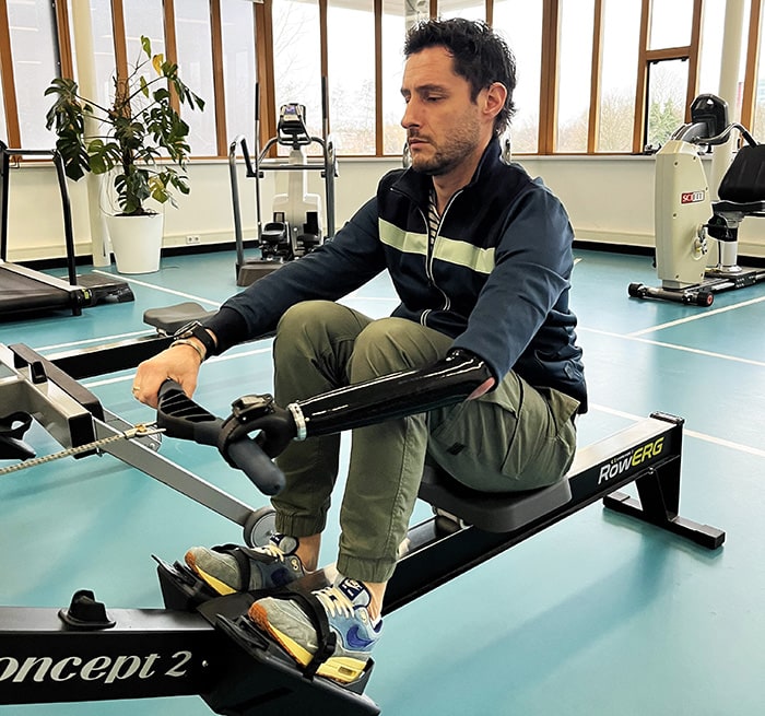 Daan gebruikt fitness-prothesevoorziening op roei apparaat