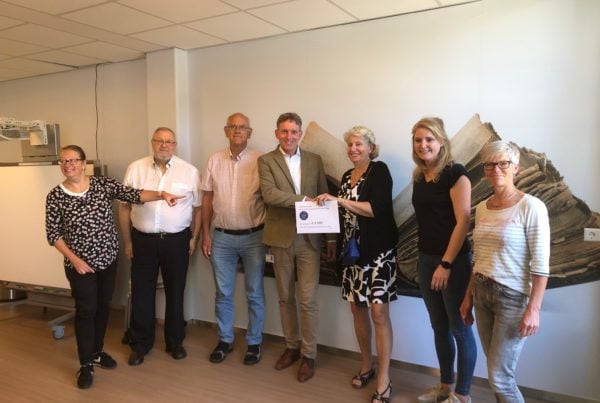UPAC overhandigt cheque aan De Hoogstraat