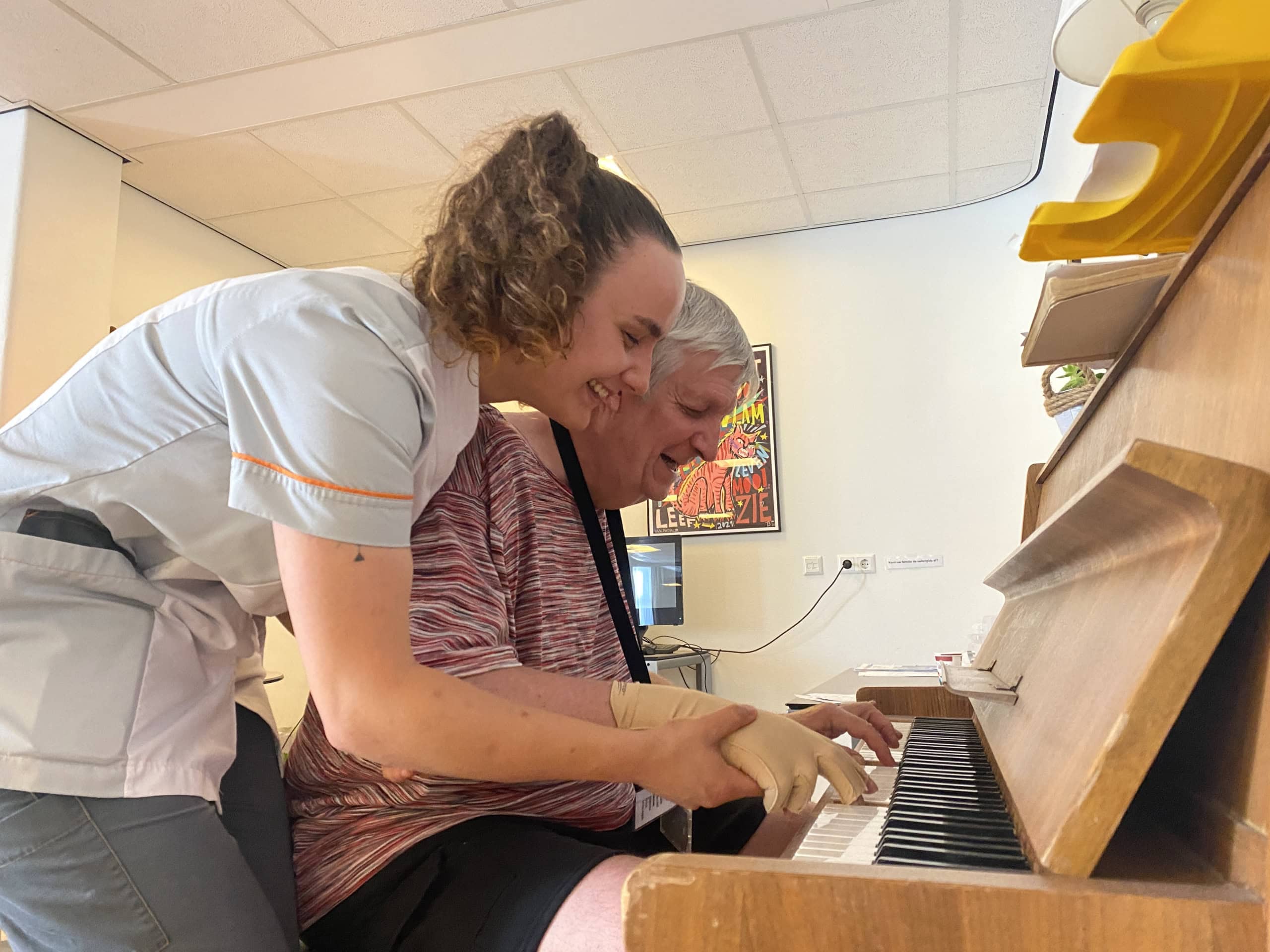 Jana met revalidant bij de piano